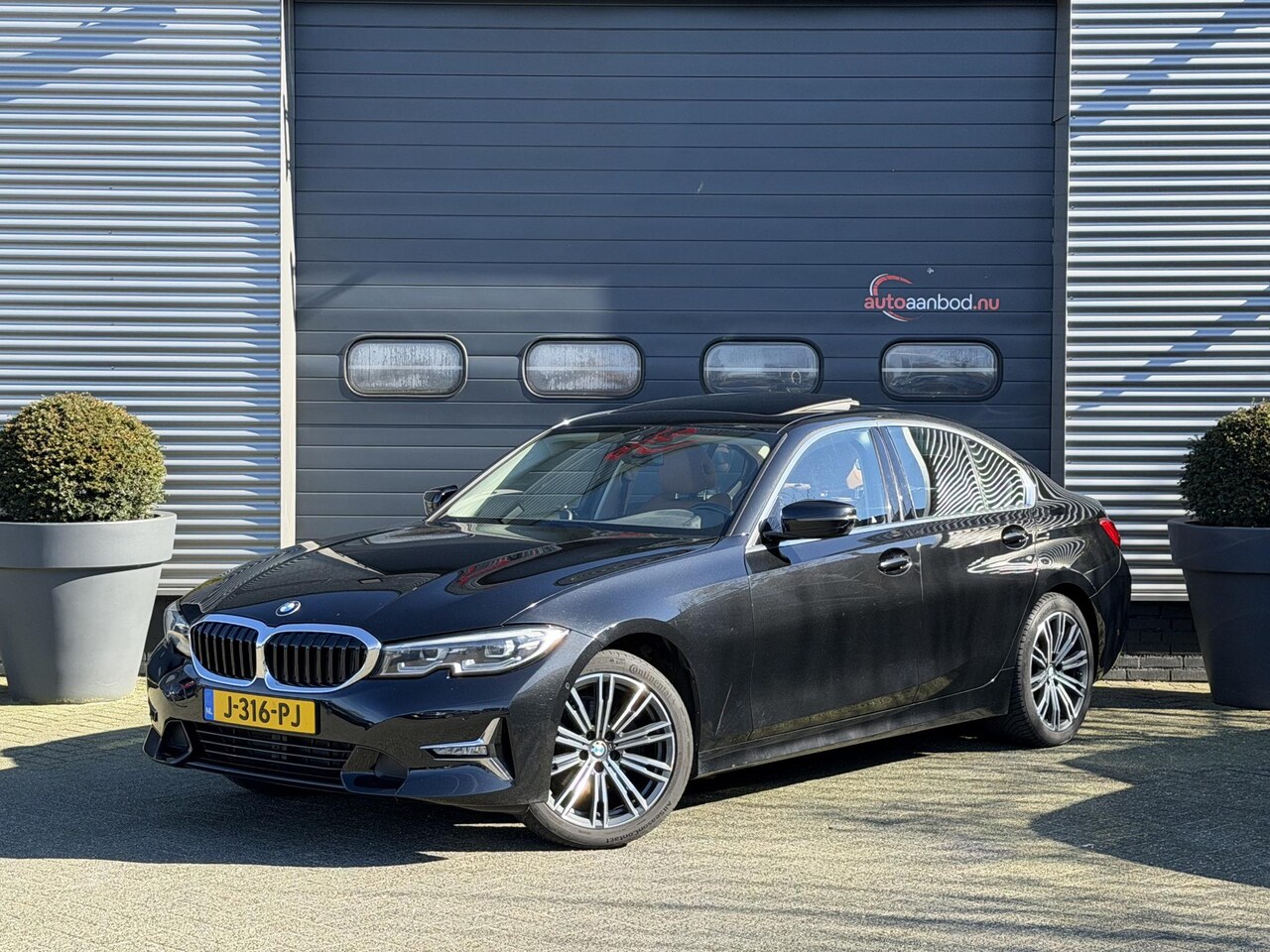 BMW 3-serie - 320i High Executive | Panoramadak | Camera | Lederen Bekleding | Stoelverwarming | Sportst - AutoWereld.nl