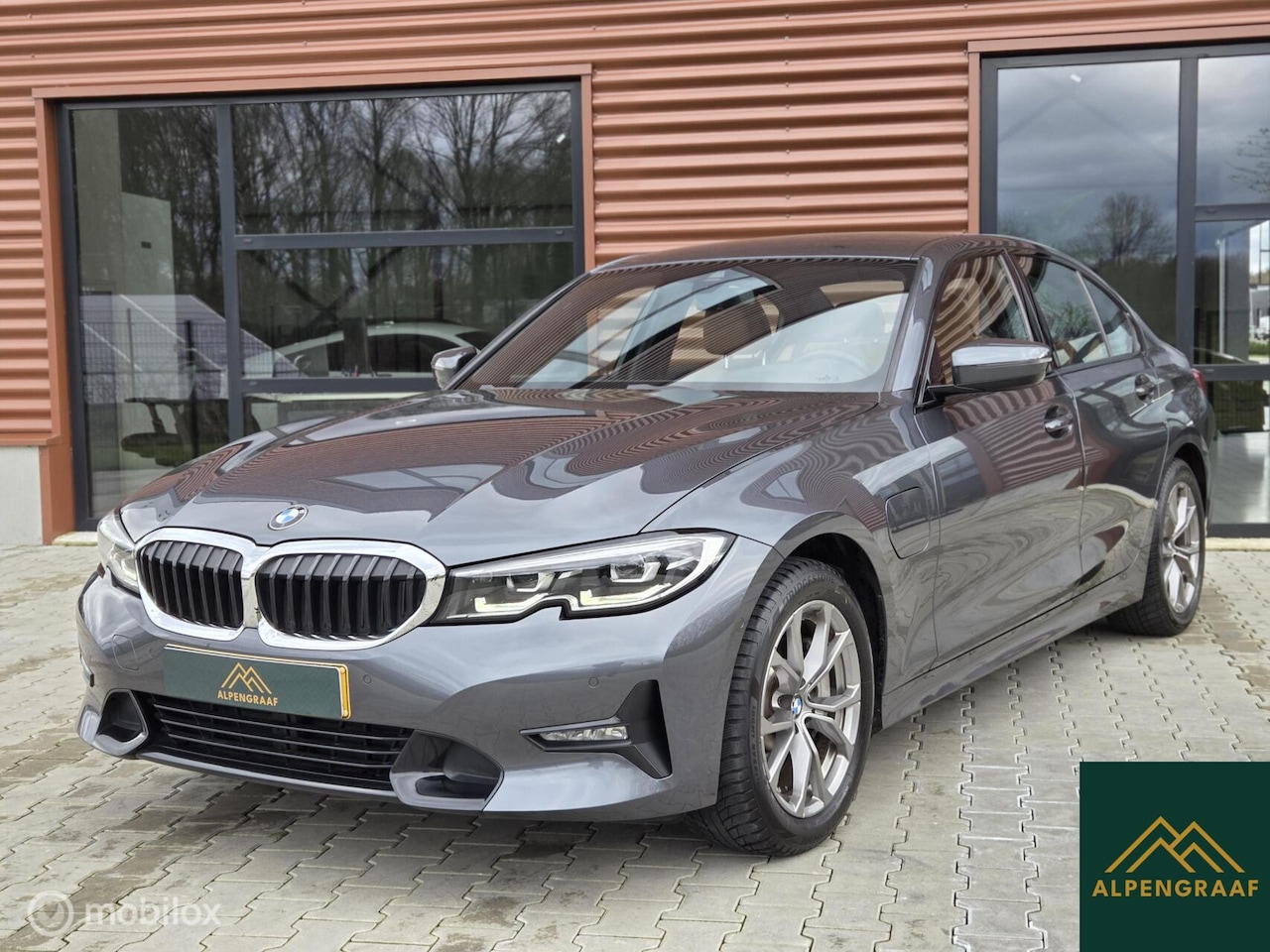 BMW 3-serie - 330e eDrive Edition 293PK |Bruin Leder|LED|Virtual - AutoWereld.nl