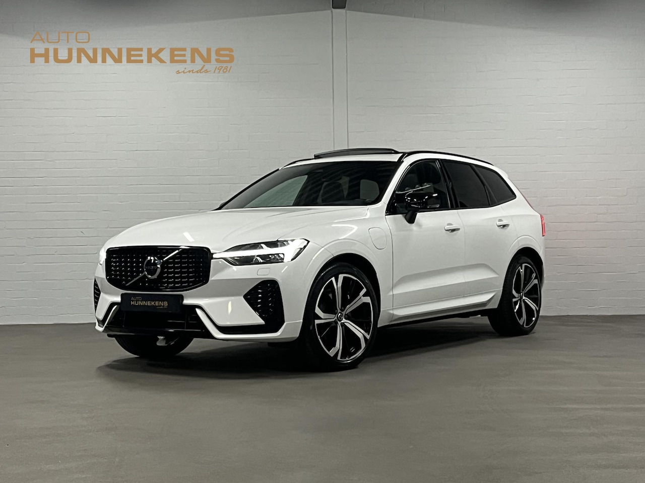 Volvo XC60 - 2.0 T6 Plug-in hybrid AWD R-Design Luchtvering | Trekhaak | Open dak | Adapt. cruise | Stu - AutoWereld.nl