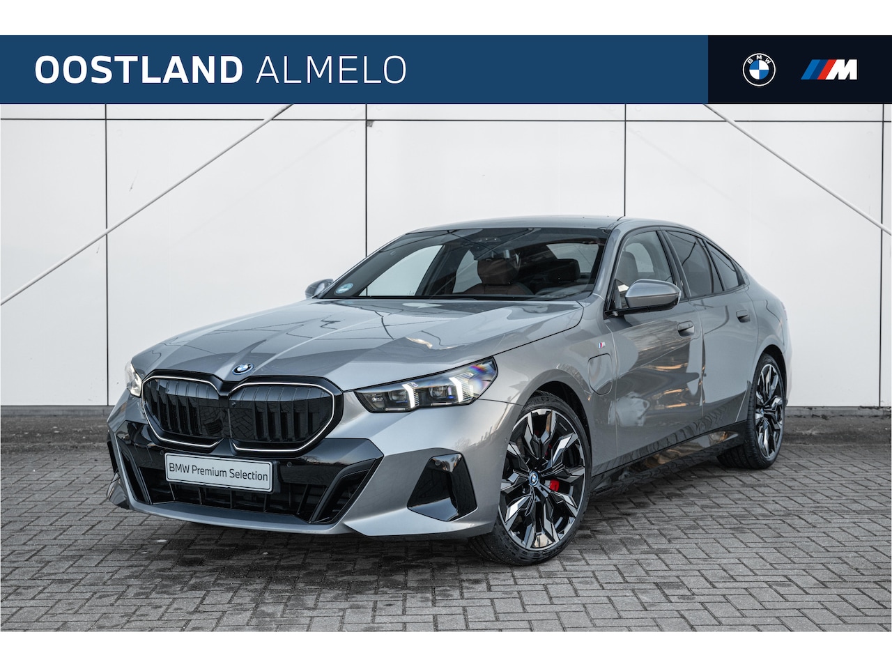BMW 5-serie - 550e xDrive M Sport Automaat / Trekhaak / Panoramadak / Comfort Access / Adaptief onderste - AutoWereld.nl