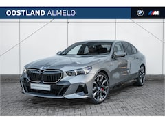 BMW 5-serie - 550e xDrive M Sport Automaat / Trekhaak / Panoramadak / Comfort Access / Adaptief onderste