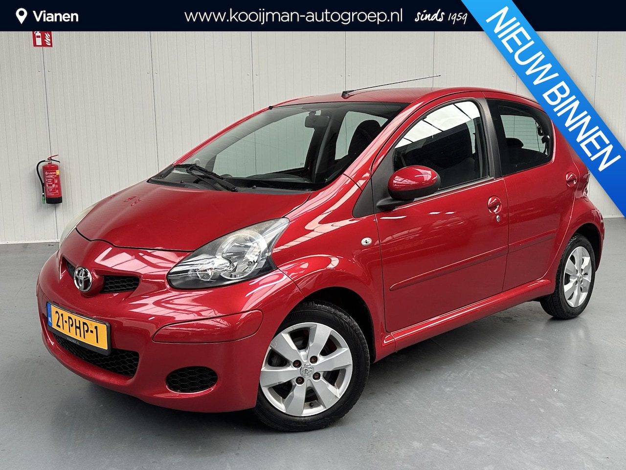 Toyota Aygo - 1.0-12V Aspiration Red Navigator NL auto slechts 64025 KM - AutoWereld.nl