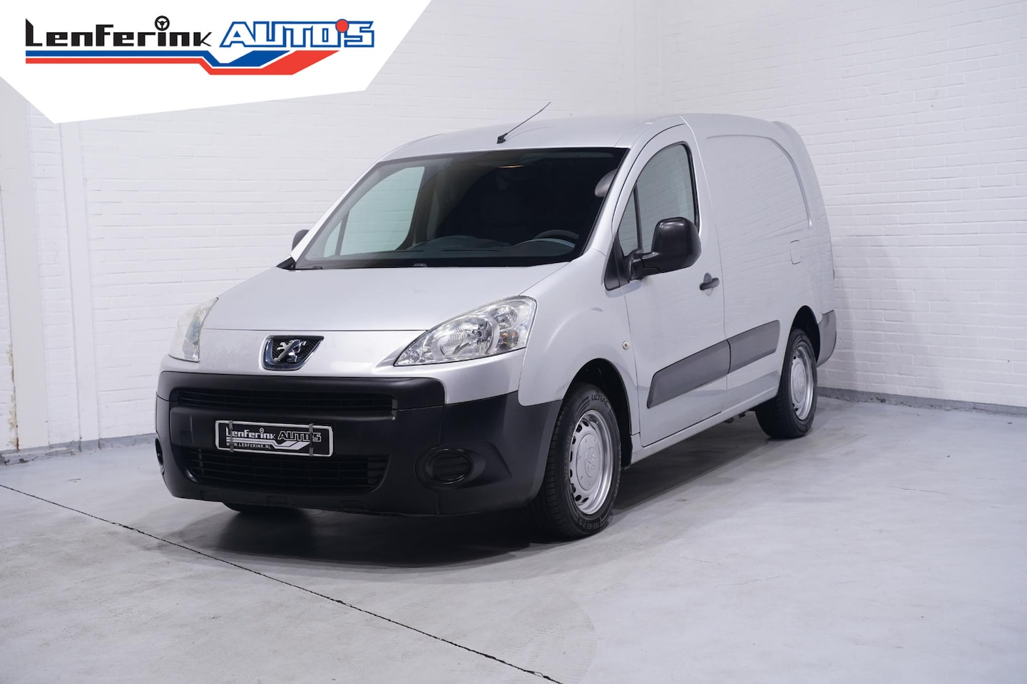 Peugeot Partner - 1.6 HDI 90 pk L2 XR Airco, APK 02-2027 Trekhaak - AutoWereld.nl