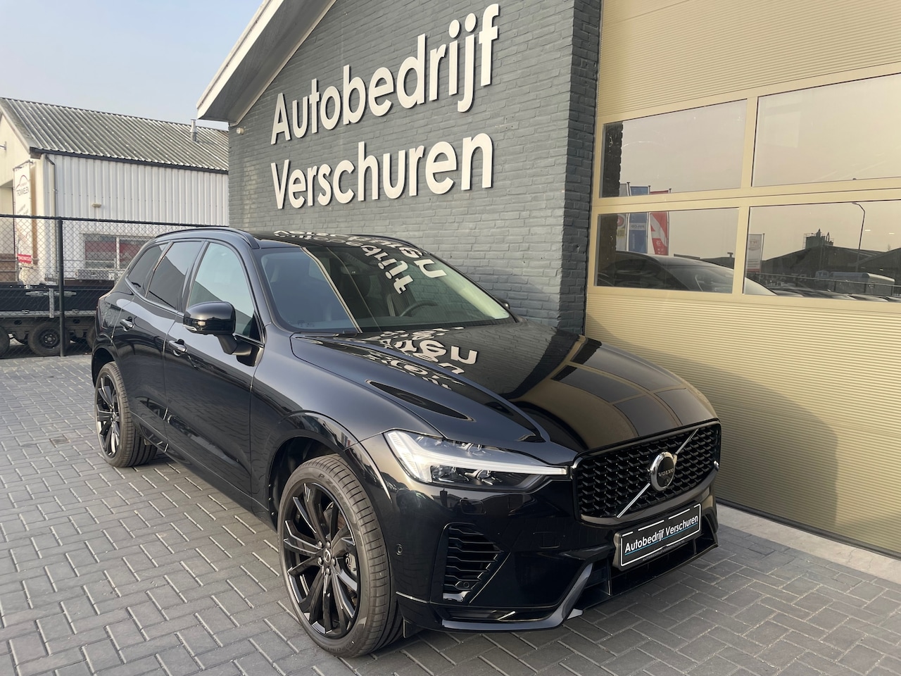 Volvo XC60 - 2.0 T8 Plug-in hybrid AWD Plus Dark stoelverwarming + verkoeling pano 360° camera - AutoWereld.nl