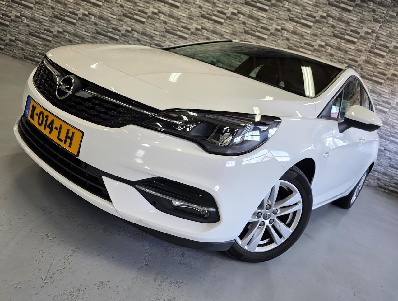 Opel Astra Sports Tourer - 1.2 Business Edition *Trekhaak*NAP! - AutoWereld.nl