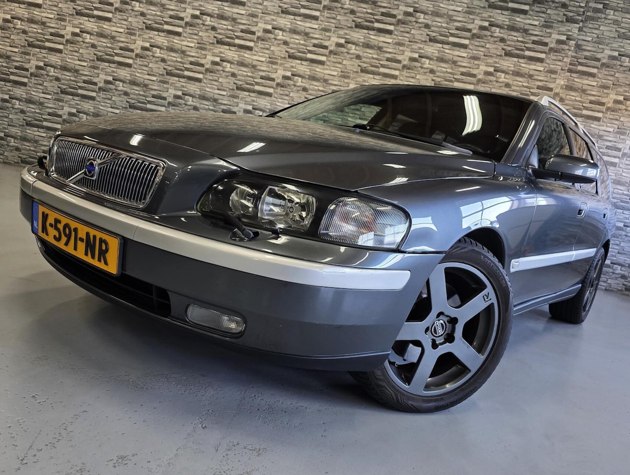 Volvo V70 - 2.5 T Geartronic Titanium *Automaat* APK Jan 2027! - AutoWereld.nl