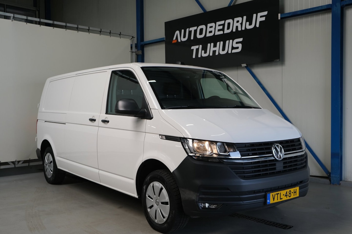 Volkswagen Transporter - 2.0 TDI L2H1 28 - N.A.P. Airco, Cruise, Carplay, PDC, Trekhaak. - AutoWereld.nl