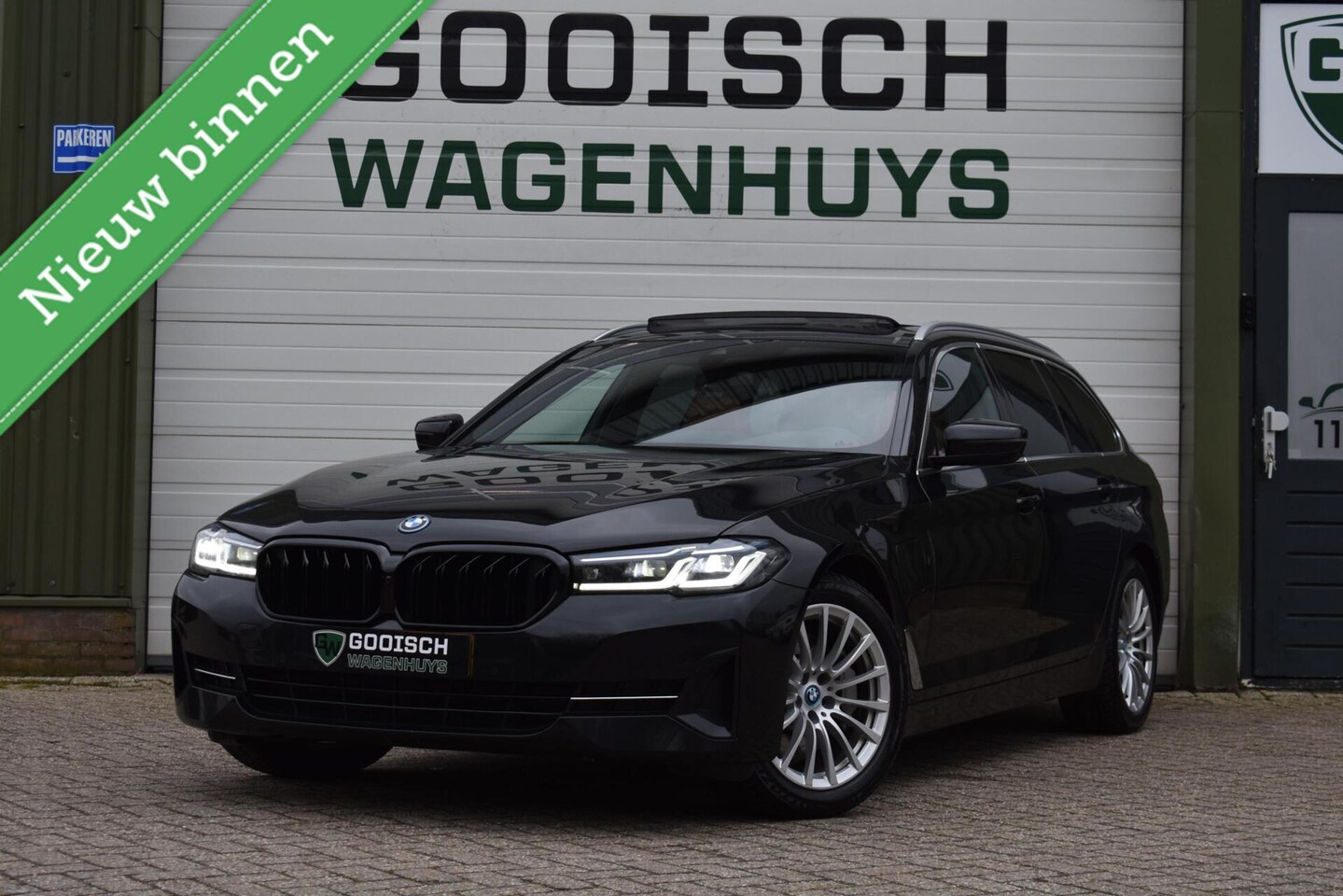 BMW 5-serie Touring - 520e Business Edition Plus | Leder | Pano | Laser Light | Trekhaak | - AutoWereld.nl