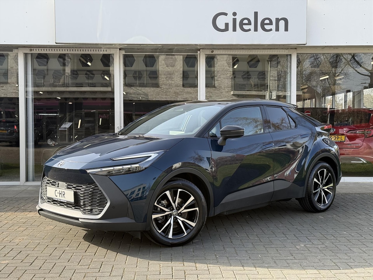Toyota C-HR - Plug-in Hybrid 220 First Edition | Elektrische achterklep, Stoel + Stuurverwarming, 18 inc - AutoWereld.nl