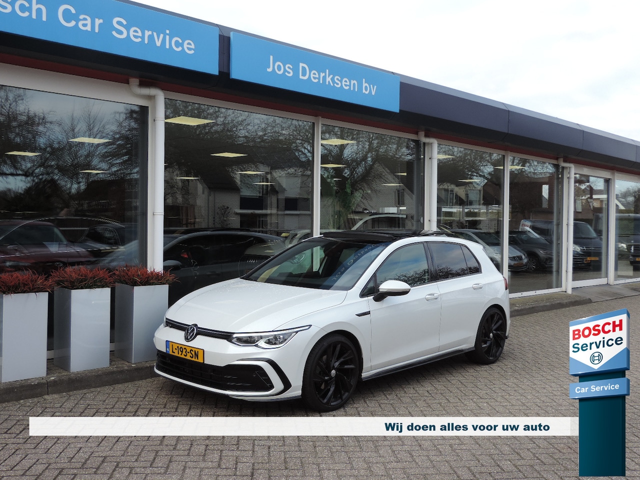 Volkswagen Golf - 1.5 eTSI R-Line DSG - Pano | ACC | Camera | IQ.Light | Harman-Kardon | Stoel/stuurverw. - AutoWereld.nl