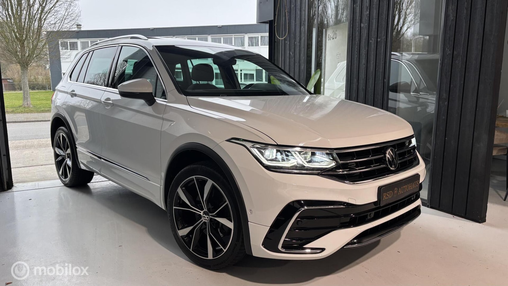 Volkswagen Tiguan - 1.4 TSI eHybrid R-Line Pano,trekhaak,20” - AutoWereld.nl