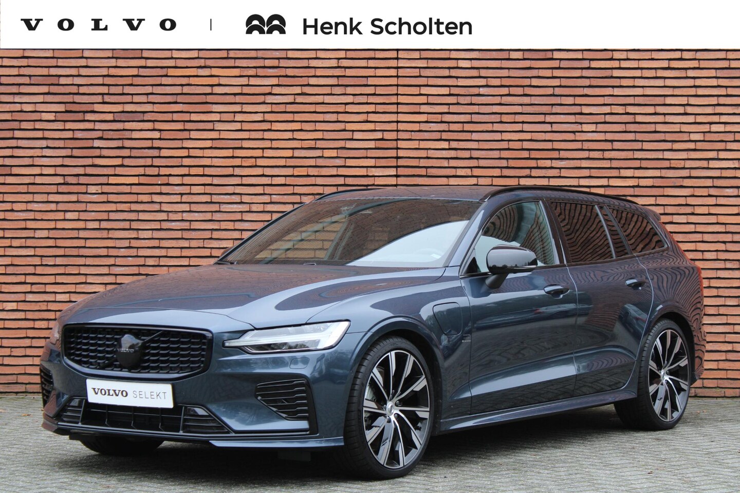 Volvo V60 - T6 AWD Ultimate Dark | 360 Graden Camera | 20'' Lichtmetalen Velgen | Panoramadak | Exteri - AutoWereld.nl