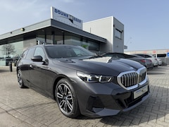 BMW 5-serie Touring - 530e xDrive M Sport Trekhaak | Stuurverw. | Harman Kardon | Stoelverw