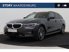 BMW 3-serie Touring - 330e xDrive Sport Line Automaat / Panoramadak / Sportstoelen / Comfort Access / Achteruitr