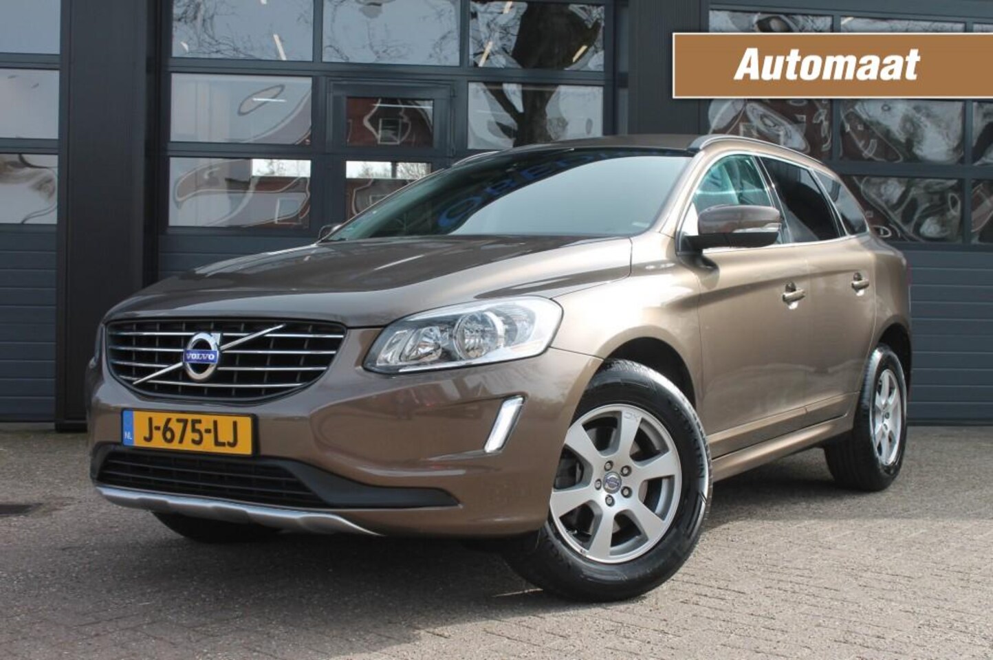 Volvo XC60 - 2.0 T5 FWD MOMENTUM Automaat  Stoelverwarming / Trekhaak - AutoWereld.nl