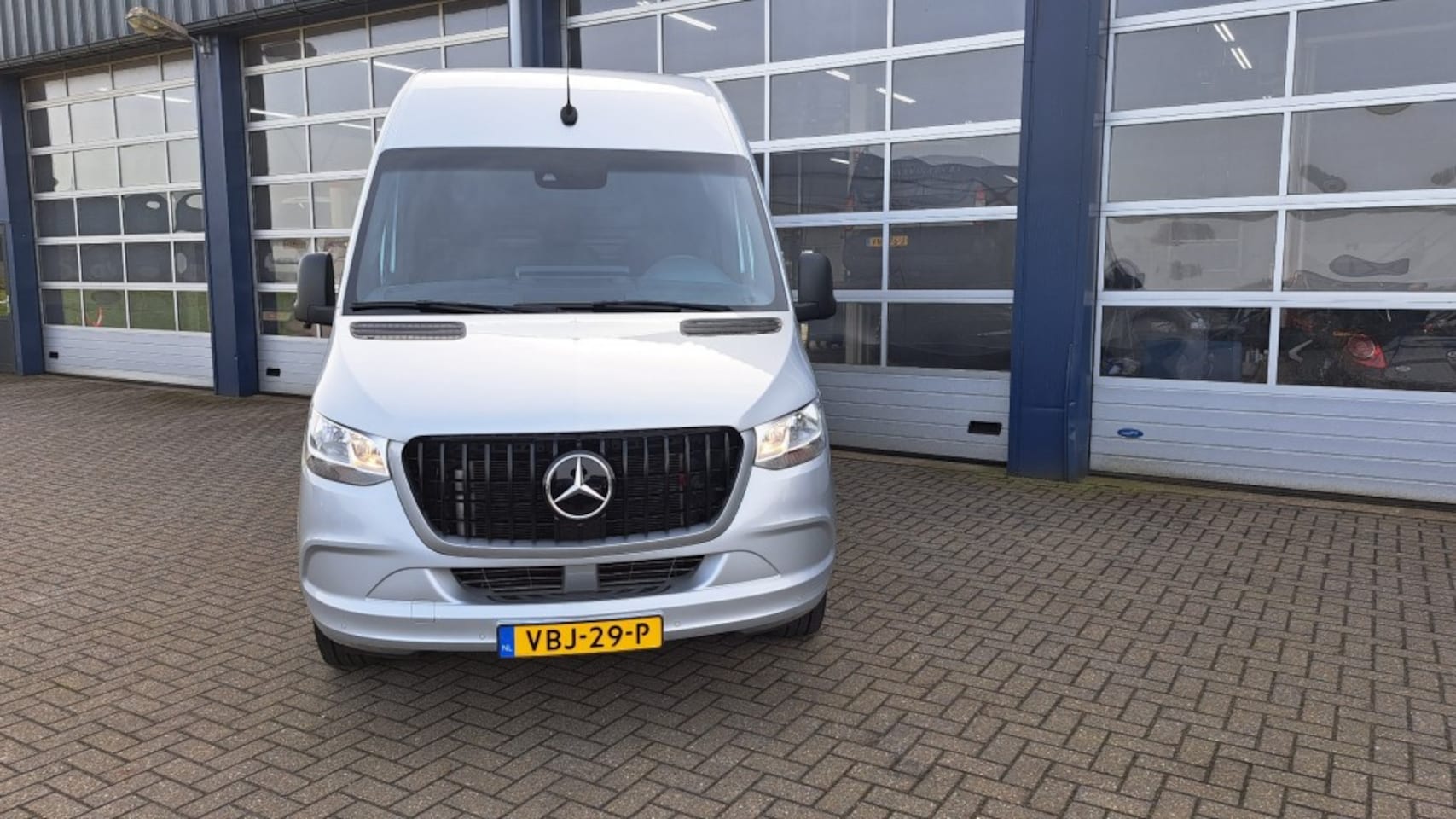 Mercedes-Benz Sprinter - 319CDI 3.0V6 190PK L2H2 / M-Bux / 3.500kg Trekhaak / Leer / Dis - AutoWereld.nl