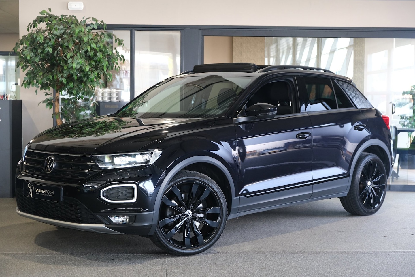 Volkswagen T-Roc - 1.5 TSI Sport 150PK DSG Pano Virtual Led Navi Trekhaak Black Style - AutoWereld.nl