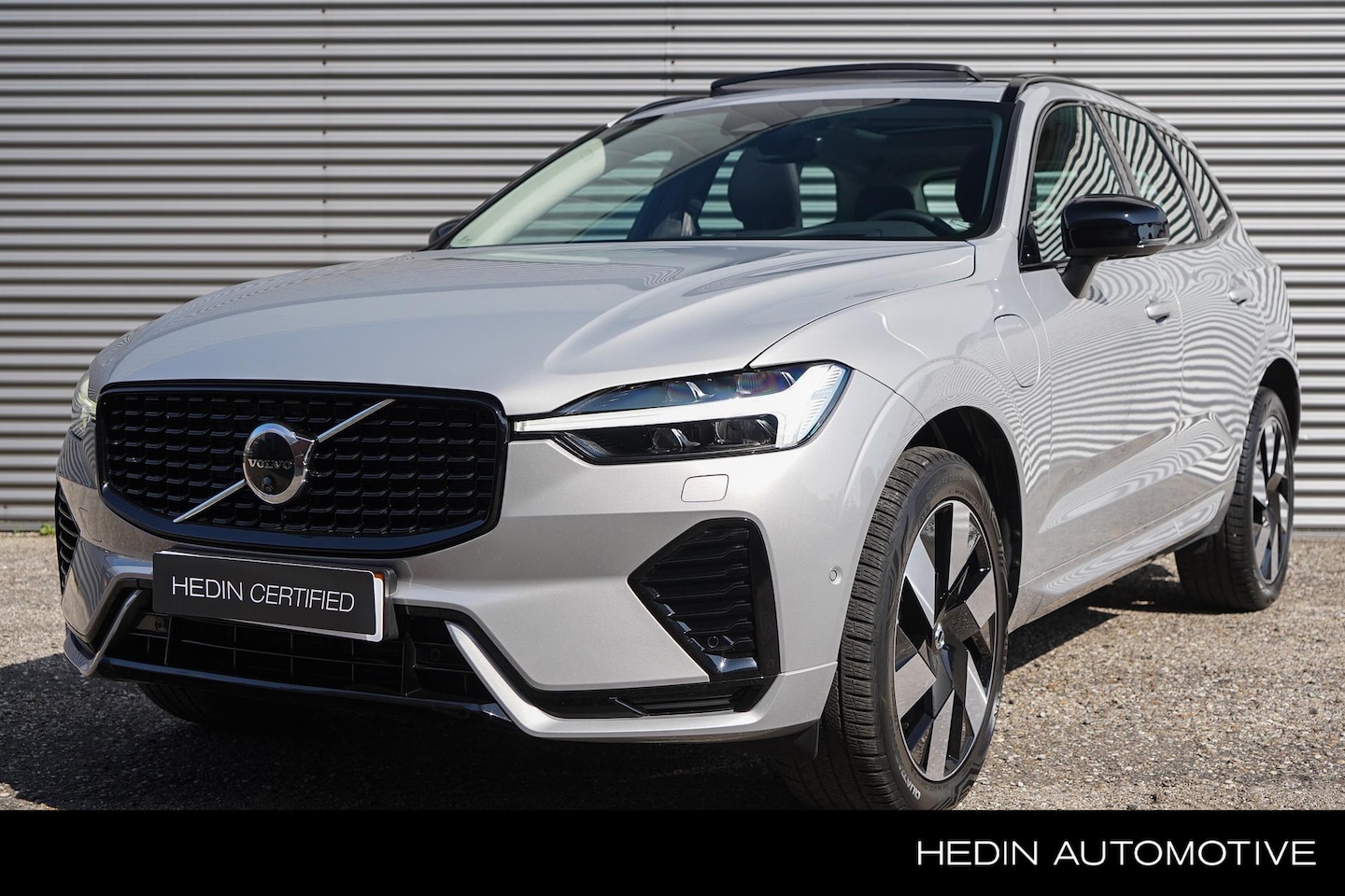 Volvo XC60 - T6 Plug-in hybrid AWD Ultimate Dark | 2250 kg Trekgewicht | Pano. dak | Head-up |  Trekhaa - AutoWereld.nl
