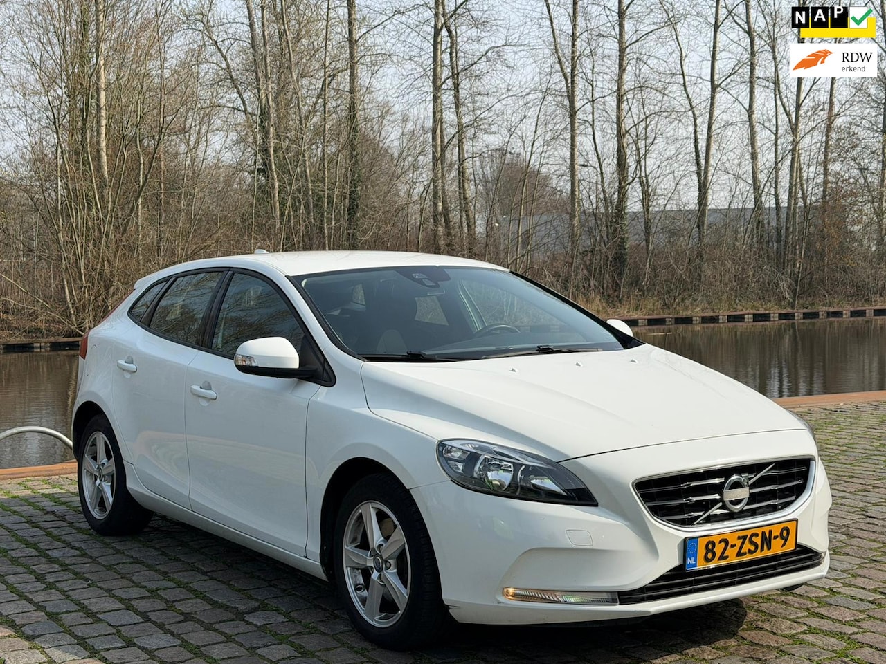 Volvo V40 - 1.6 T3 Kinetic 2e eigenaar dealer onderhouden airco navigatie cruis control parkeer sensor - AutoWereld.nl