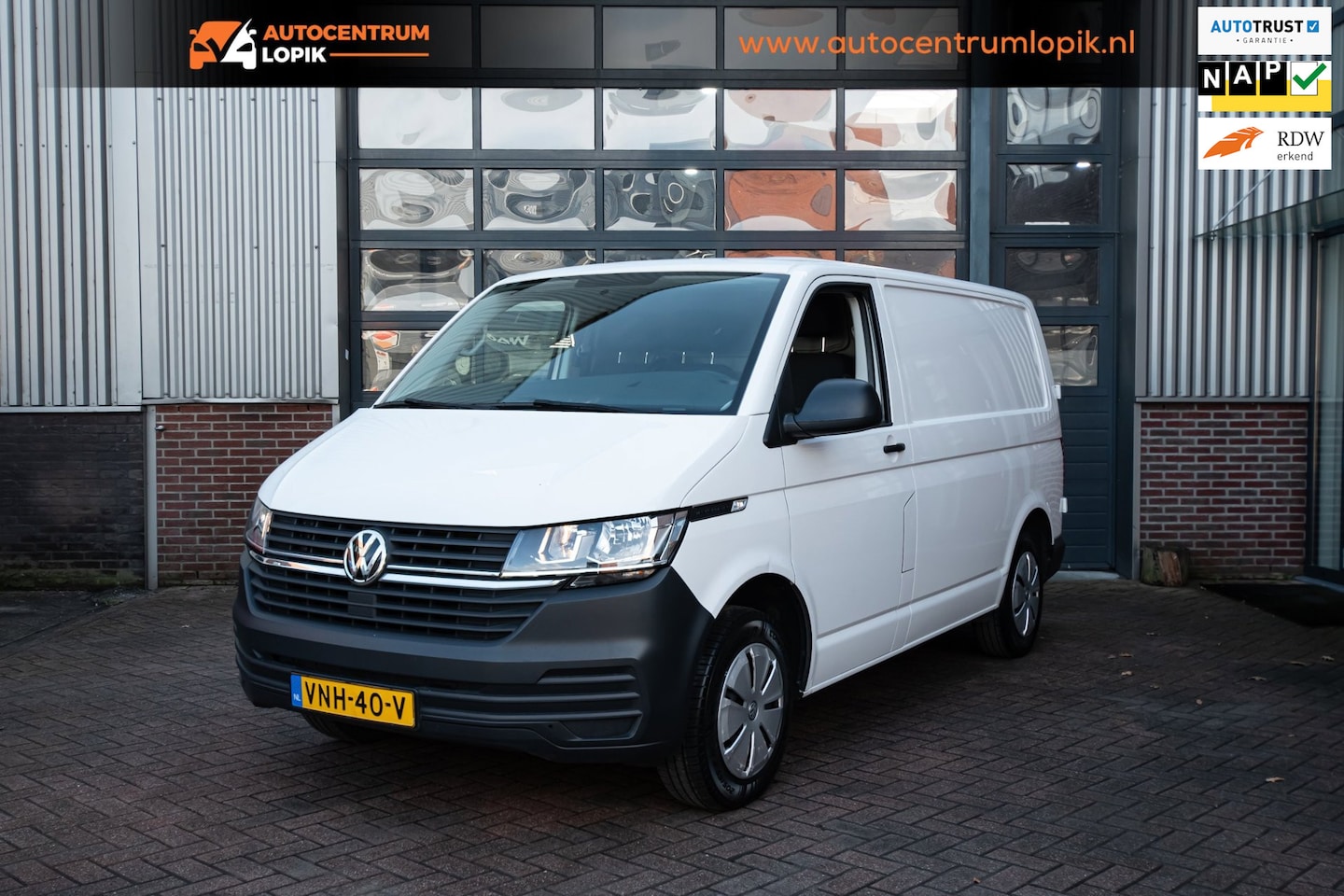 Volkswagen Transporter - 2.0 TDI L1H1 26 NAP*Trekhaak*3-zits - AutoWereld.nl