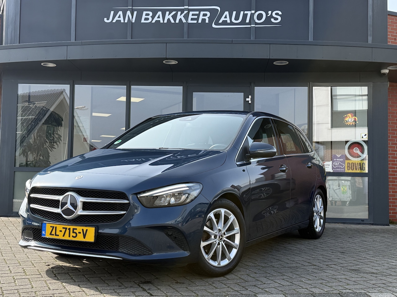 Mercedes-Benz B-klasse - 180 Launch Edition ✅ Camera ✅ Afn. Trekhaak ✅ Stoelverw. ✅ CarPlay ✅ - AutoWereld.nl