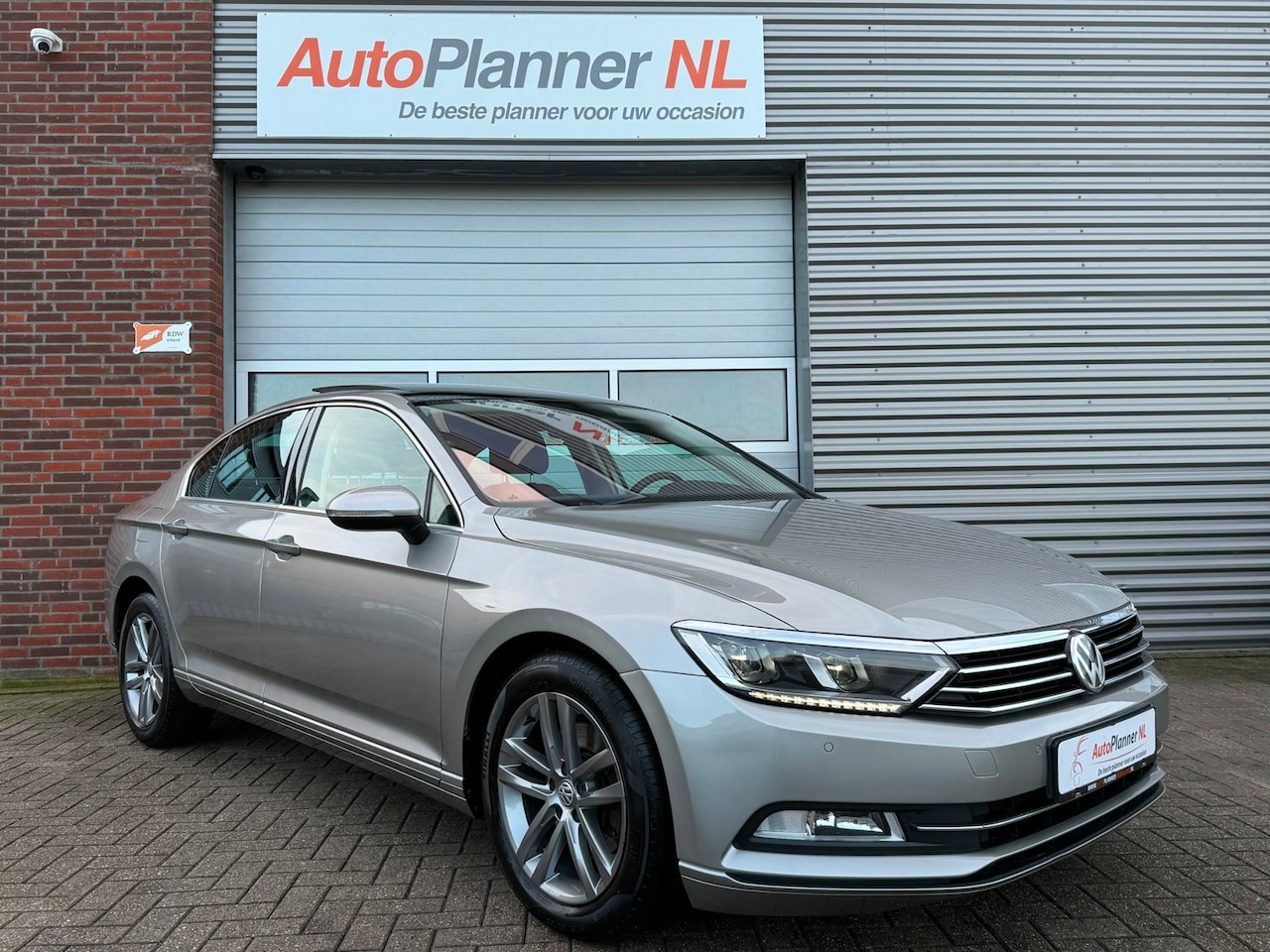 Volkswagen Passat - 1.8 TSI Highline! Camera! Leder! Pano! - AutoWereld.nl