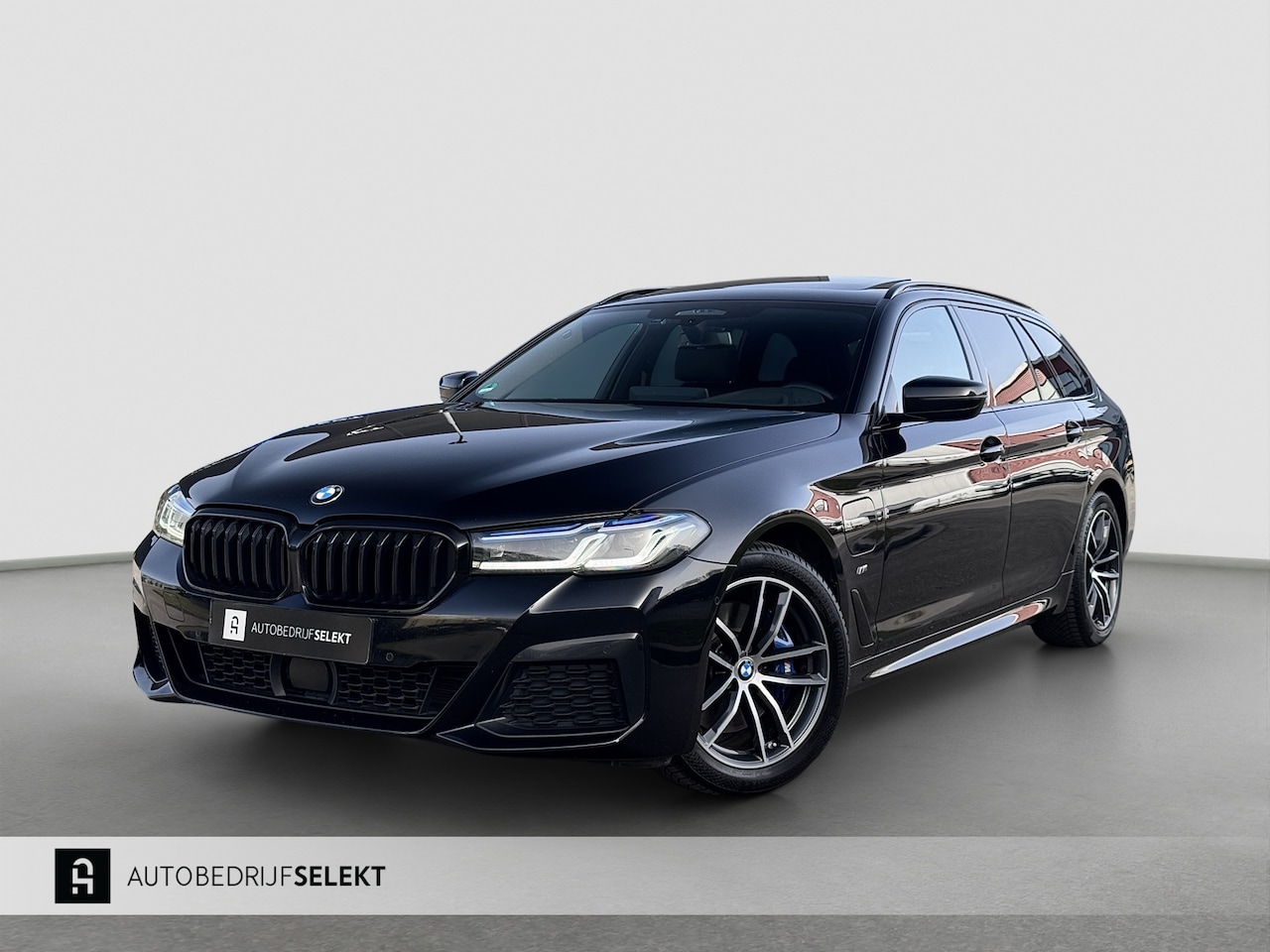BMW 5-serie Touring - 530e xDrive | M-Sport | Pano | Trekhaak | Laser | Harman Kardon | Memory | Driving Ass. Pr - AutoWereld.nl