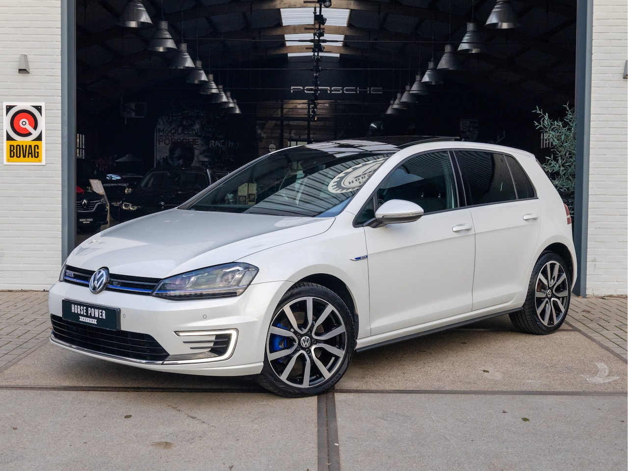 Volkswagen Golf - 1.4 TSI GTE *NAP* *Pano | 18" | LED | Navi | Clima | Cruise | Parkeersensoren | Sfeerverli - AutoWereld.nl