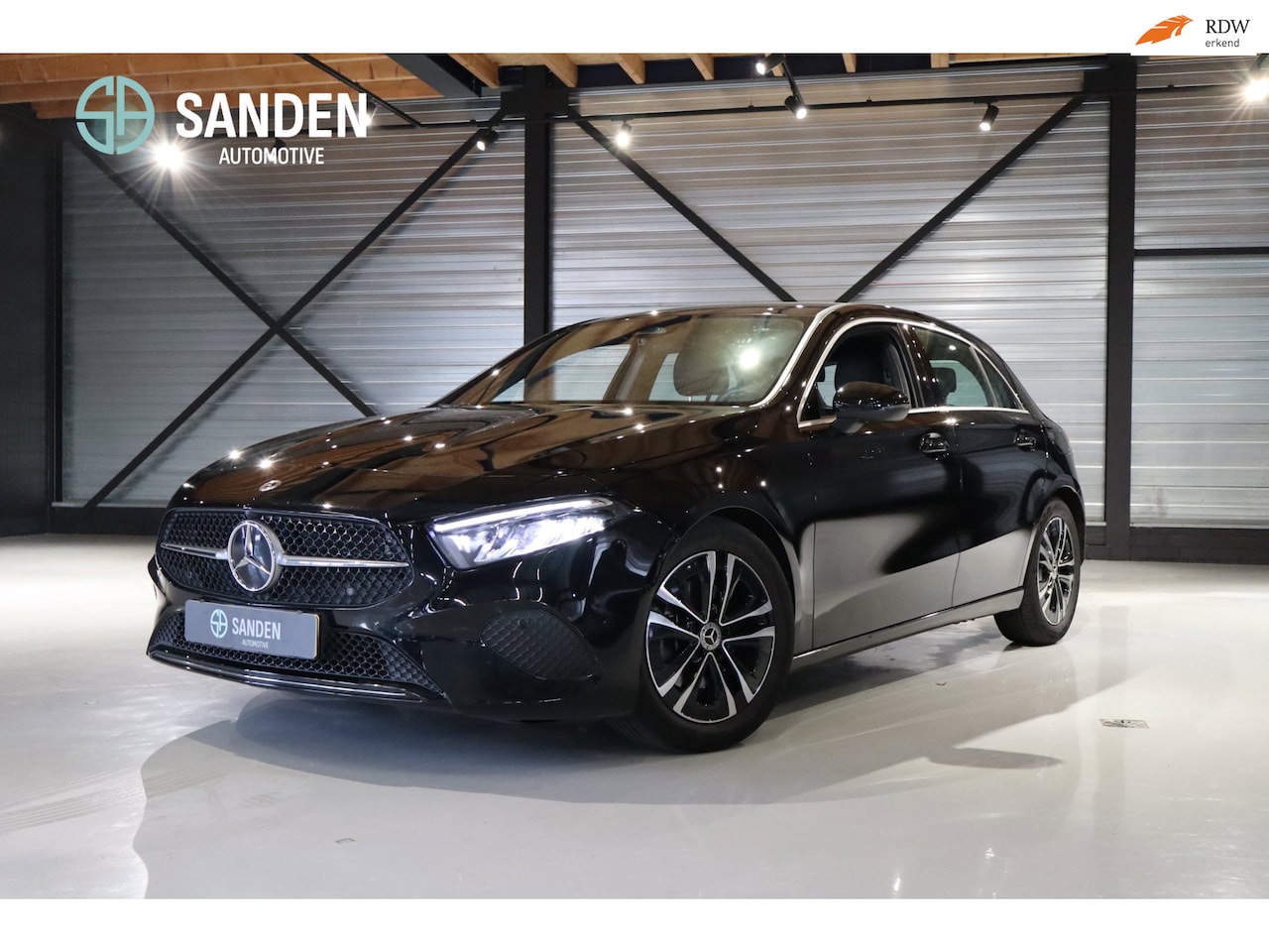 Mercedes-Benz A-klasse - 180 Business Line|Automaat|Navi|LED|Camera|Leder|Verwarmbare stoelen|17inch. - AutoWereld.nl