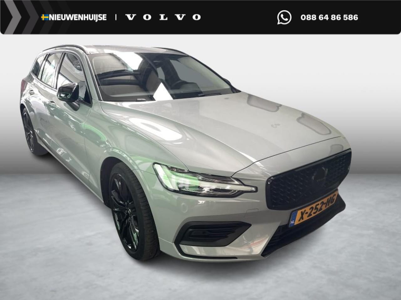 Volvo V60 - 2.0 B3 Essential Edition | Sport Pack | 19" Black Edition Velgen | Leder | Adaptieve Cruis - AutoWereld.nl