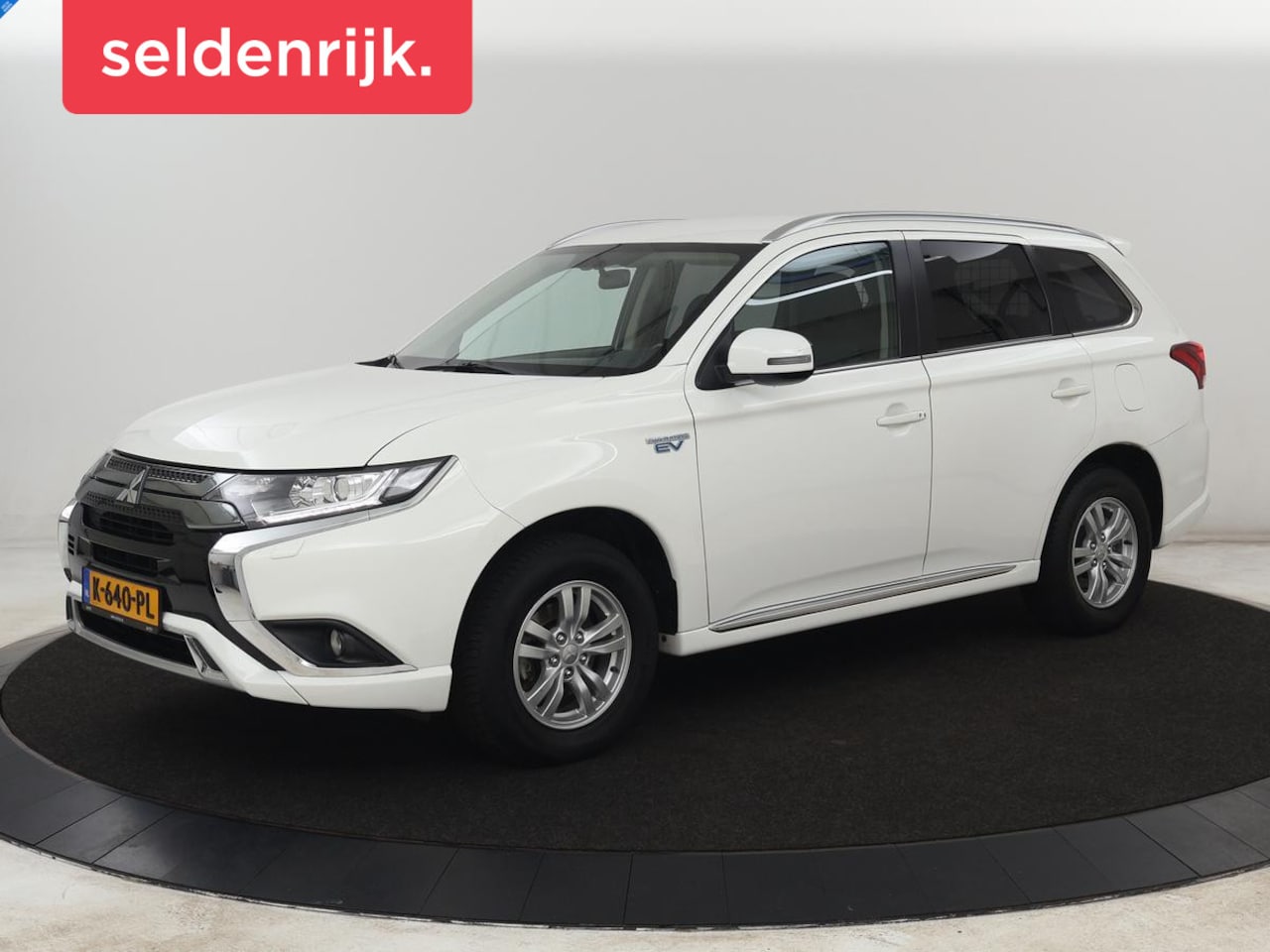 Mitsubishi Outlander - 2.4 PHEV Pure | Stoelverwarming | Trekhaak | Camera | Carplay | Keyless | DAB | Cruise con - AutoWereld.nl