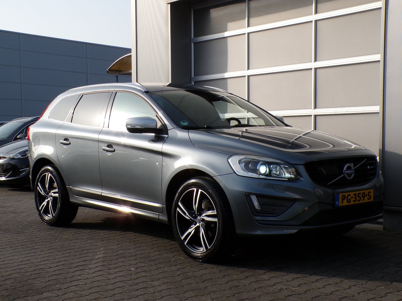 Volvo XC60 - 2.0 D4 FWD R-Design Leer/Trekhaak/Xenon/Stoelverw!! - AutoWereld.nl