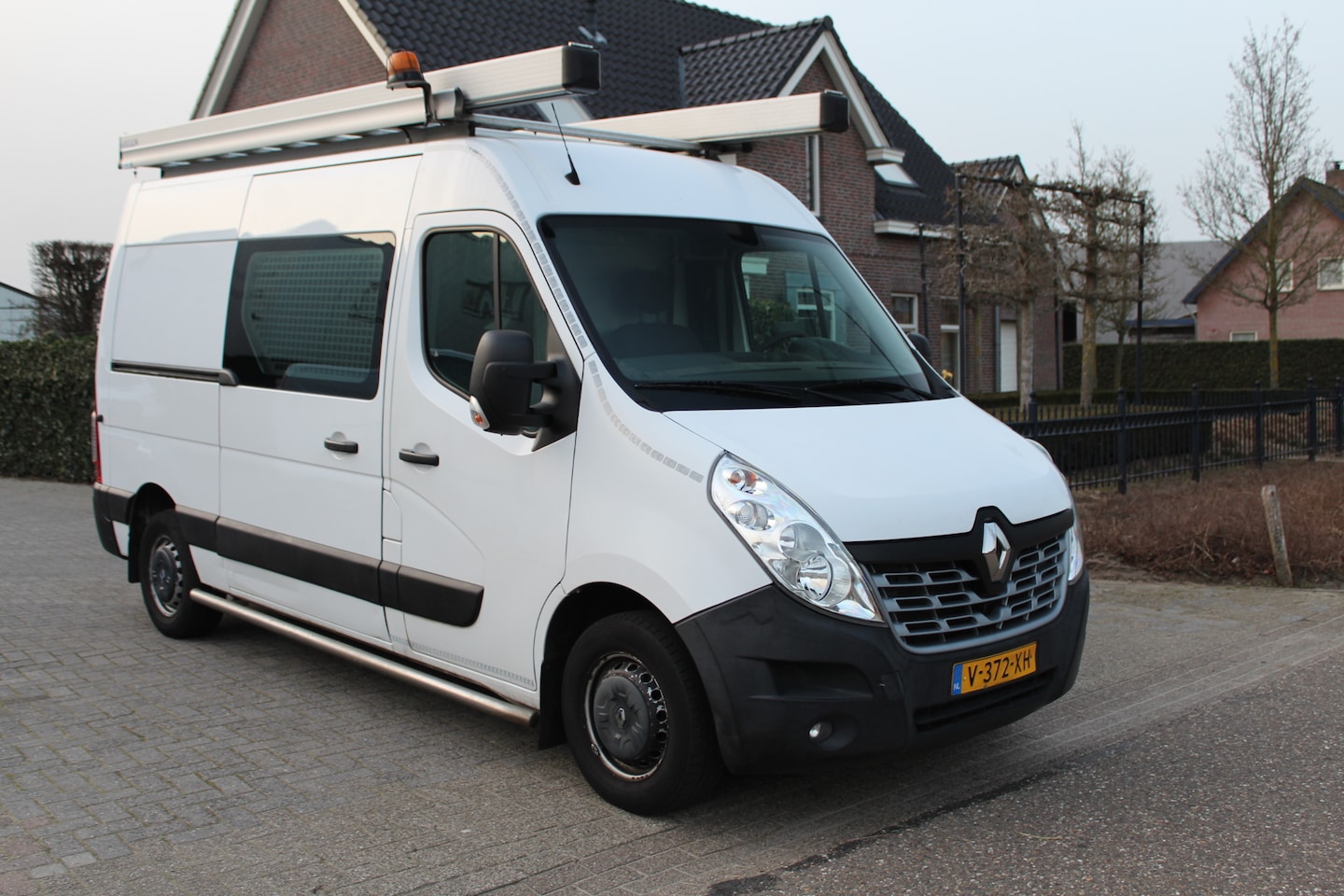 Renault Master - T35 2.3 dCi 130PK Euro6 L2H2 ✓ airco ✓ imperiaal ✓ trekhaak 2500KG - AutoWereld.nl