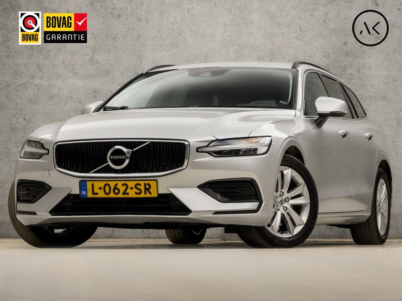 Volvo V60 - 2.0 B3 Momentum Sport 177Pk Automaat (APPLE CARPLAY, GROOT NAVI, GETINT GLAS, SPORTSTOELEN - AutoWereld.nl