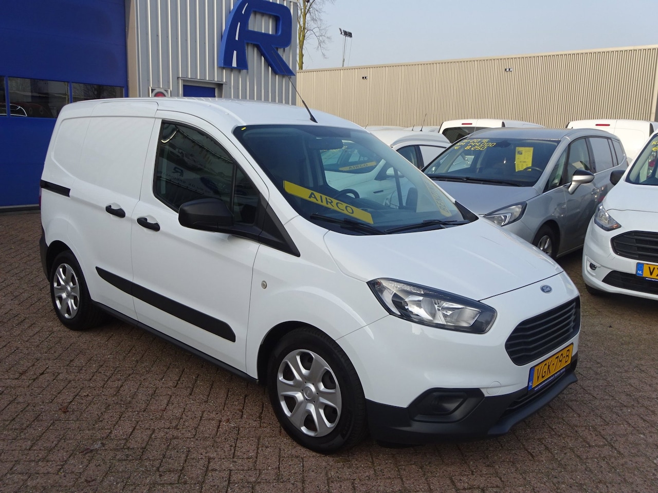 Ford Transit Courier - 1.0 Trend EcoBoost S&S BENZINE GRIJS KENTEKEN AIRCO SCHUIFDEUR - AutoWereld.nl