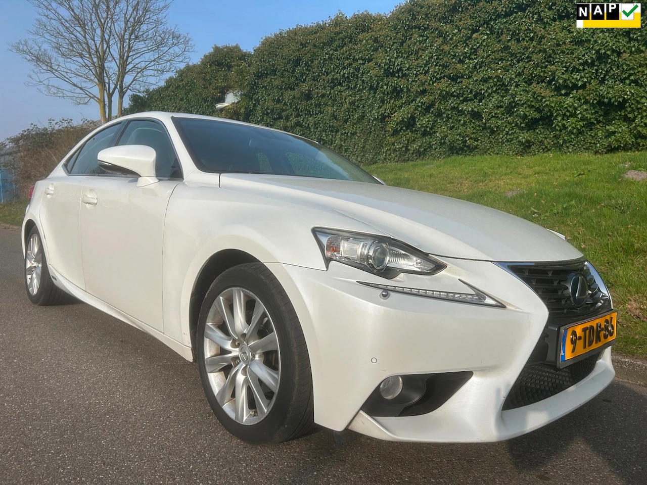Lexus IS - 300h Business Line Pro - Navi - Camera - Parelmoer wit - AutoWereld.nl
