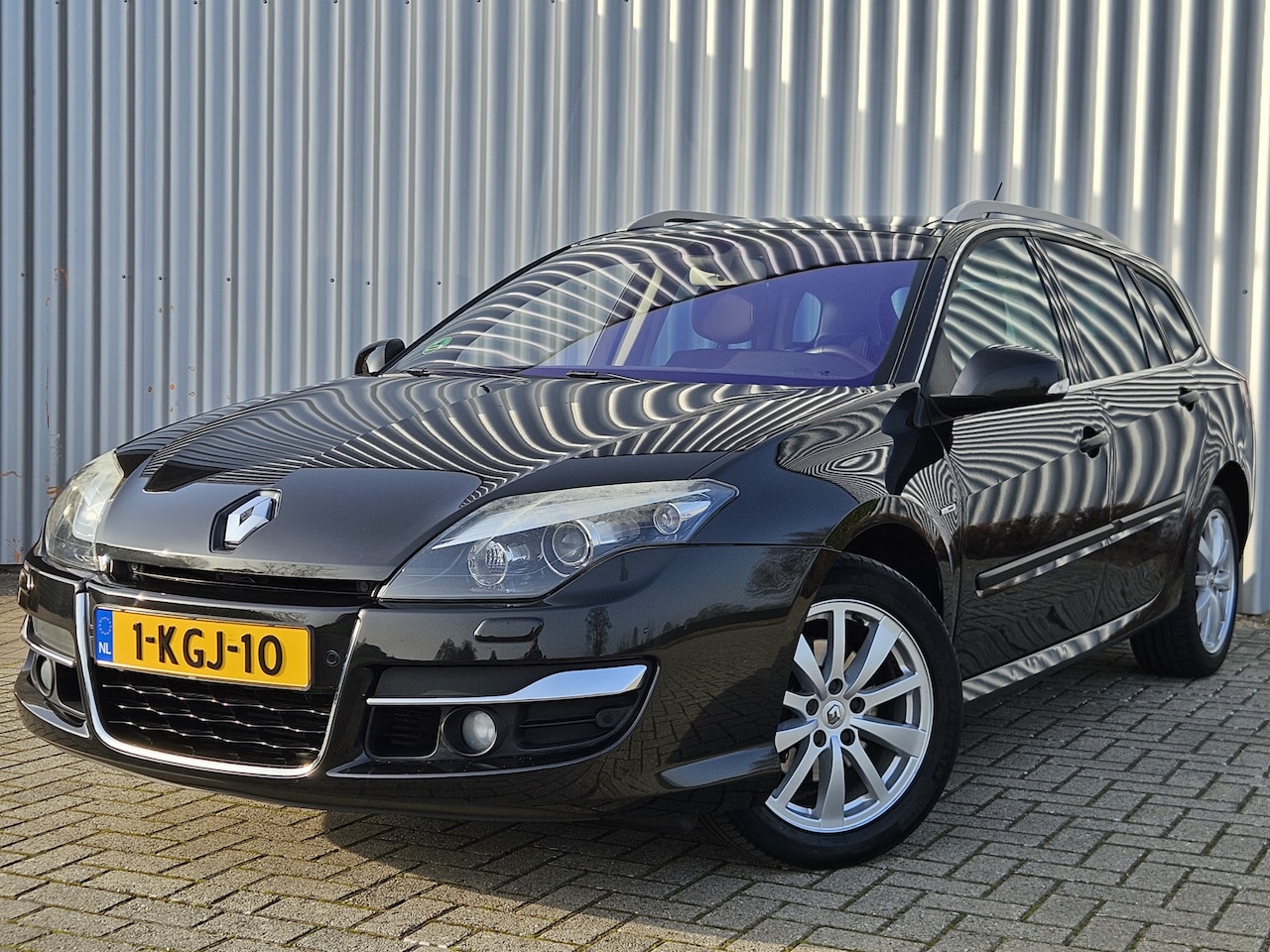 Renault Laguna Estate - 2.0 dCi Bose /Automaat/Pano/Stoelverwarming! - AutoWereld.nl