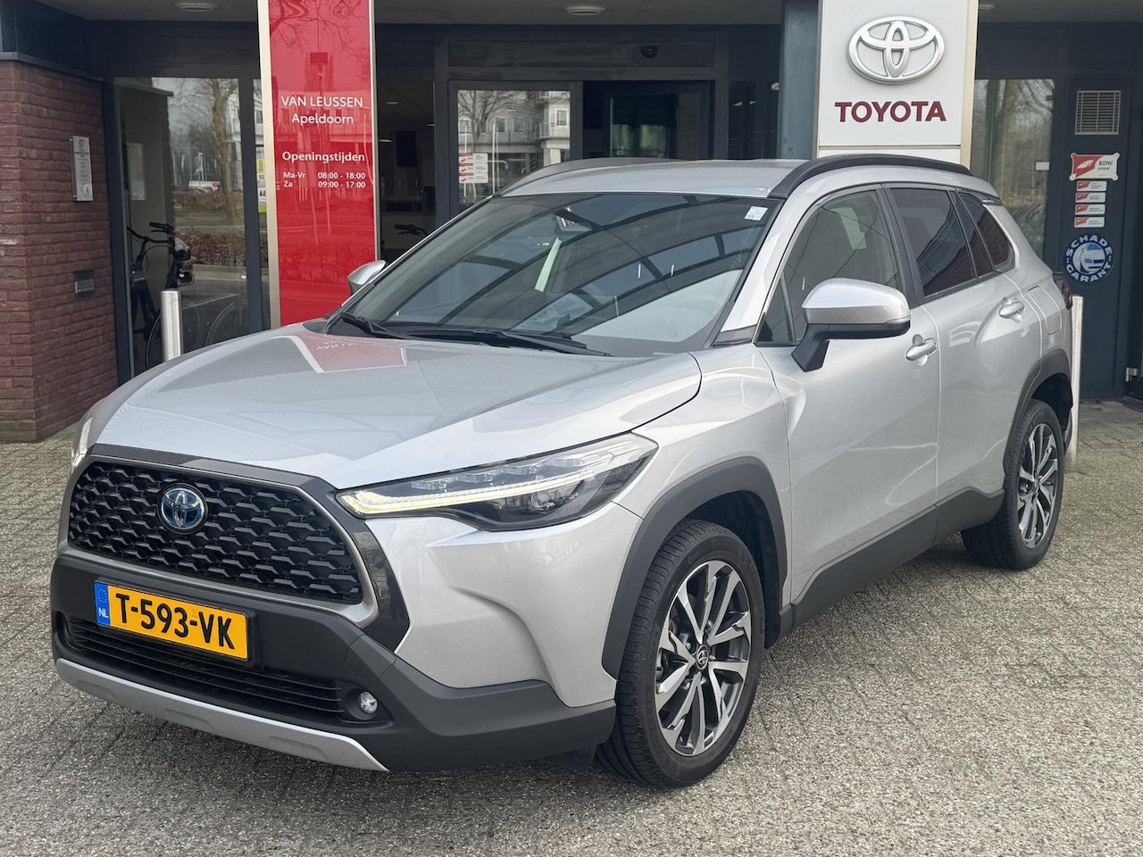 Toyota Corolla Cross - Hybrid 140 DYNAMIC NL-AUTO KEYLESS 18'' LM-VELGEN PRIVACY GLASS APPLE/ANDROID CAMERA NAVI - AutoWereld.nl