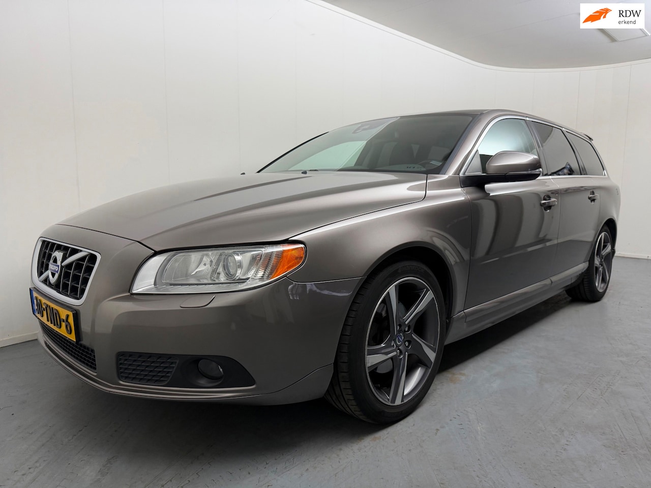 Volvo V70 - 1.6 T4 Limited Edition # R-Design # Lmv # Clima # Trekhaak # Navi # Pdc # Xenon - AutoWereld.nl