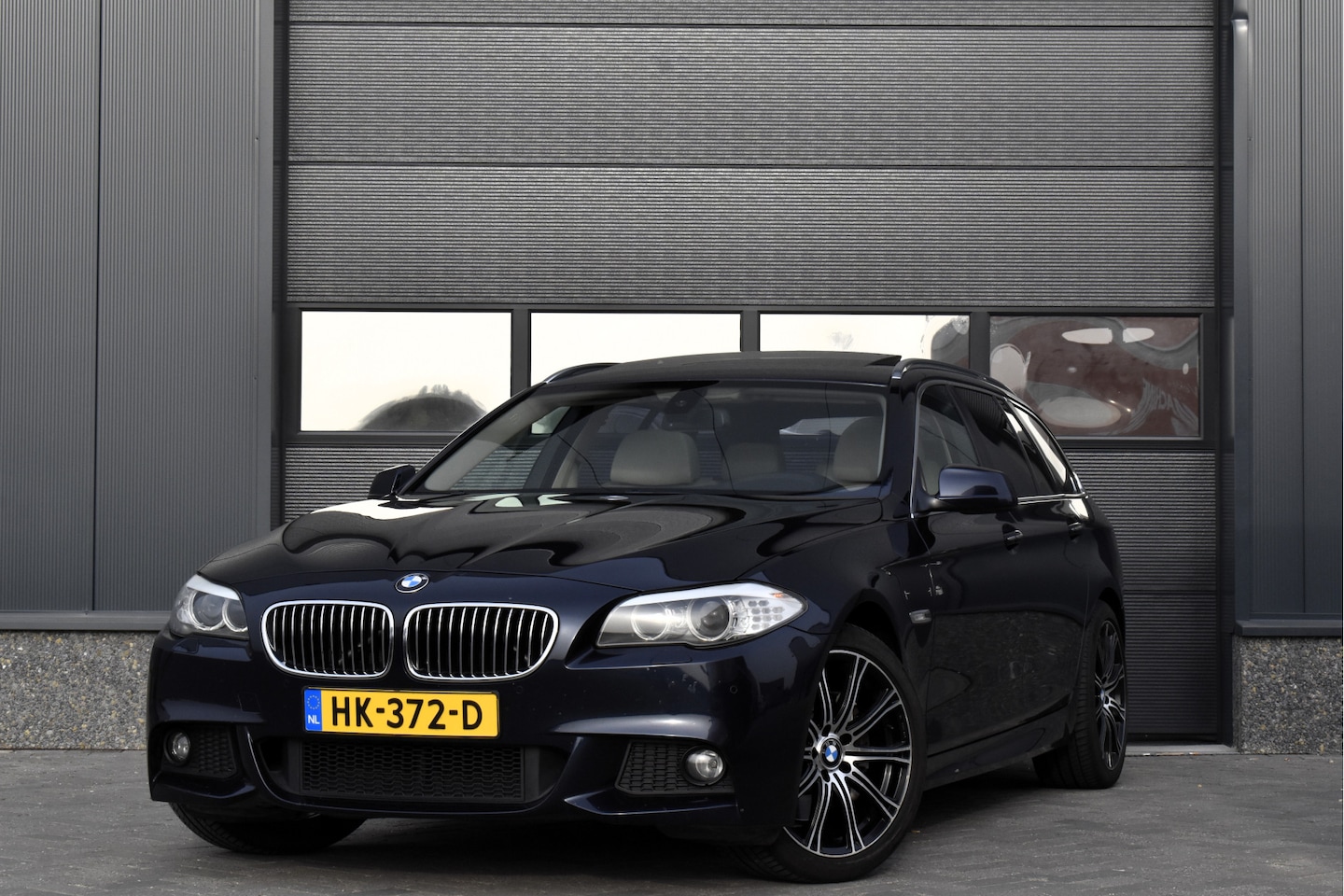BMW 5-serie Touring - 530d High Executive M-Pakket Pano - Trekhaak - Camera - Leer - AutoWereld.nl