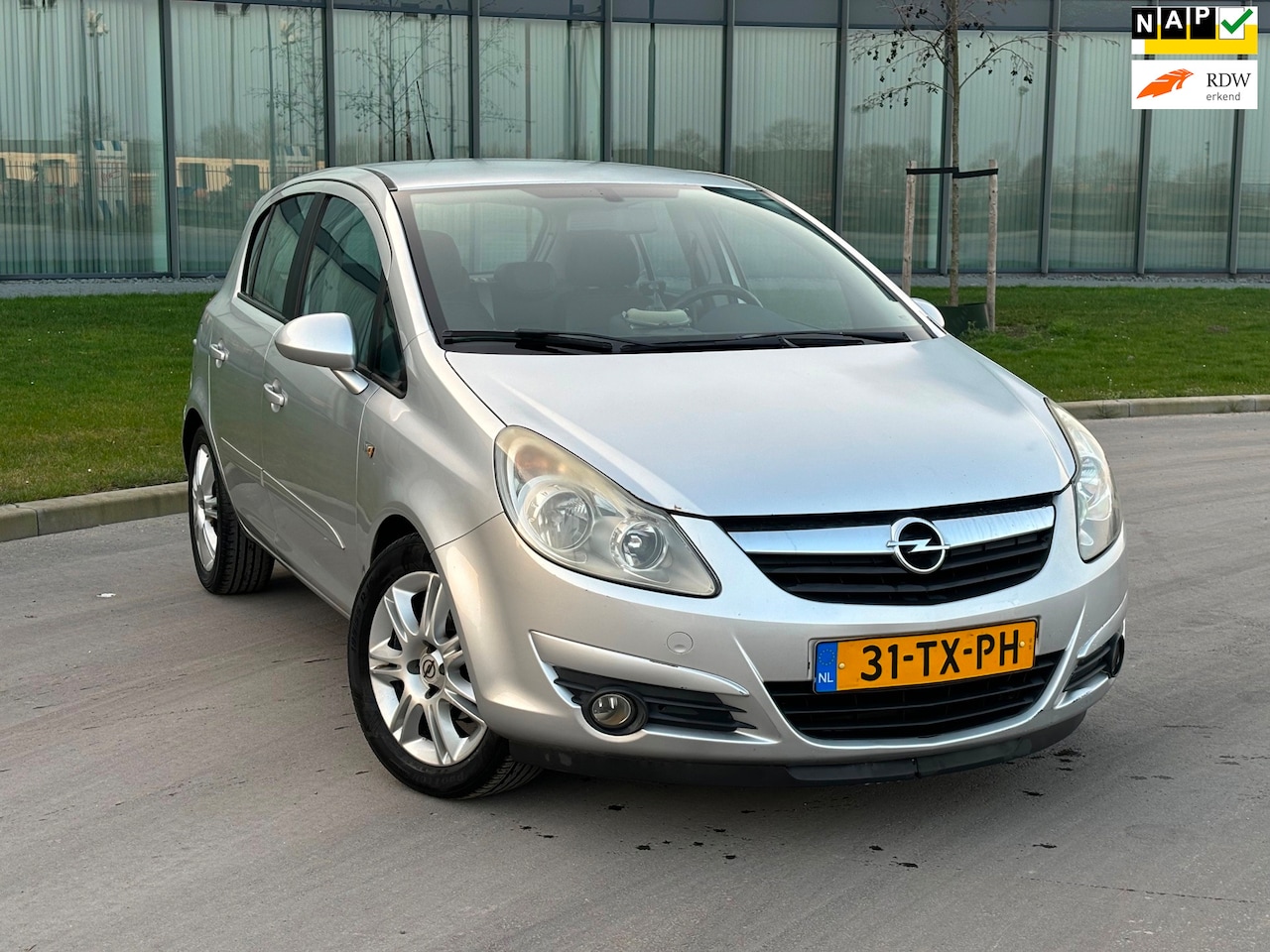 Opel Corsa - 1.4-16V COSMO AUTOMAAT NAP 5D - AutoWereld.nl