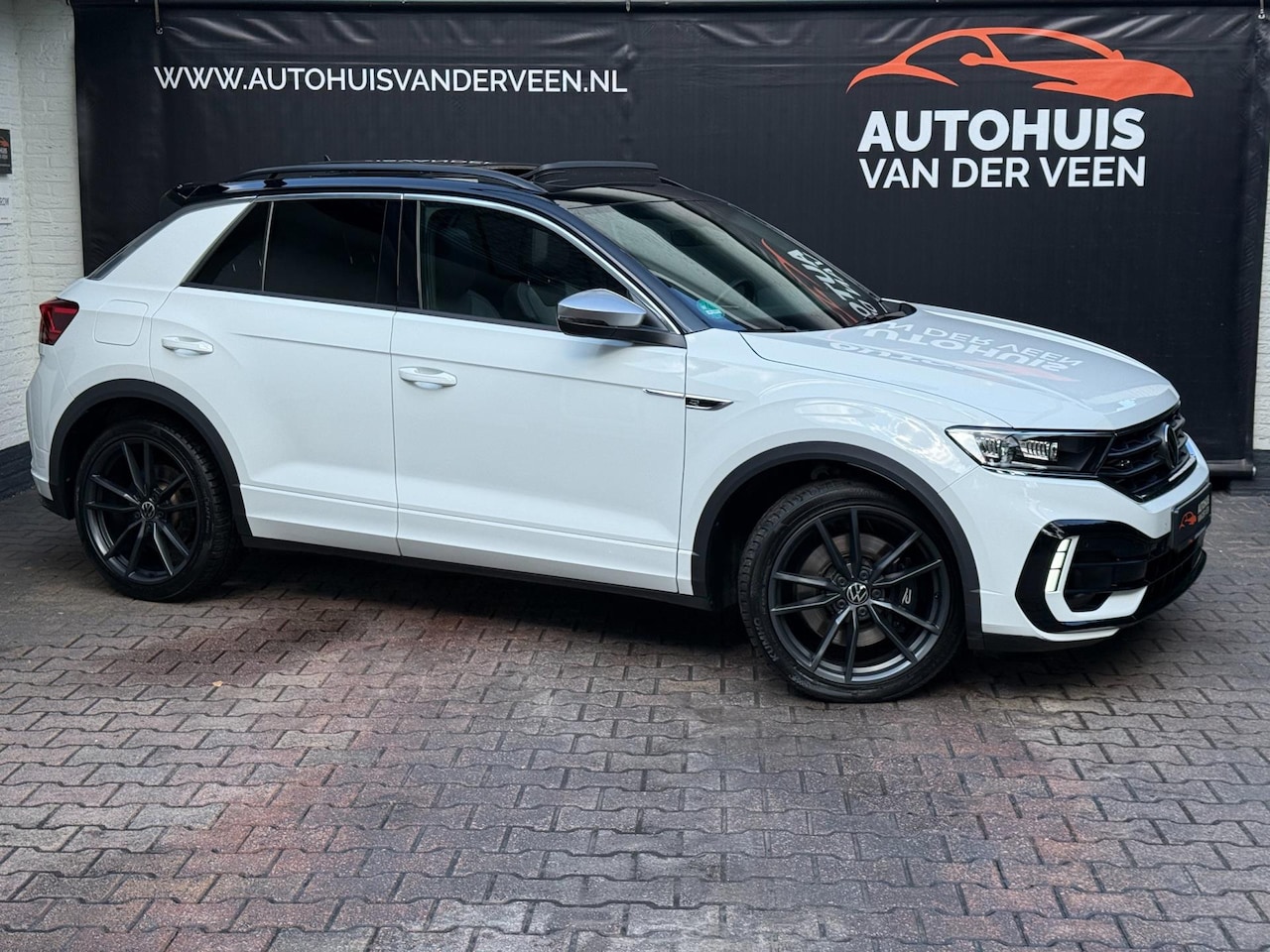 Volkswagen T-Roc - 2.0 TSI 4Motion R Line R 300 PK!!, Panoramadak/Beats/Camera/Trekhaak/Etc!! - AutoWereld.nl