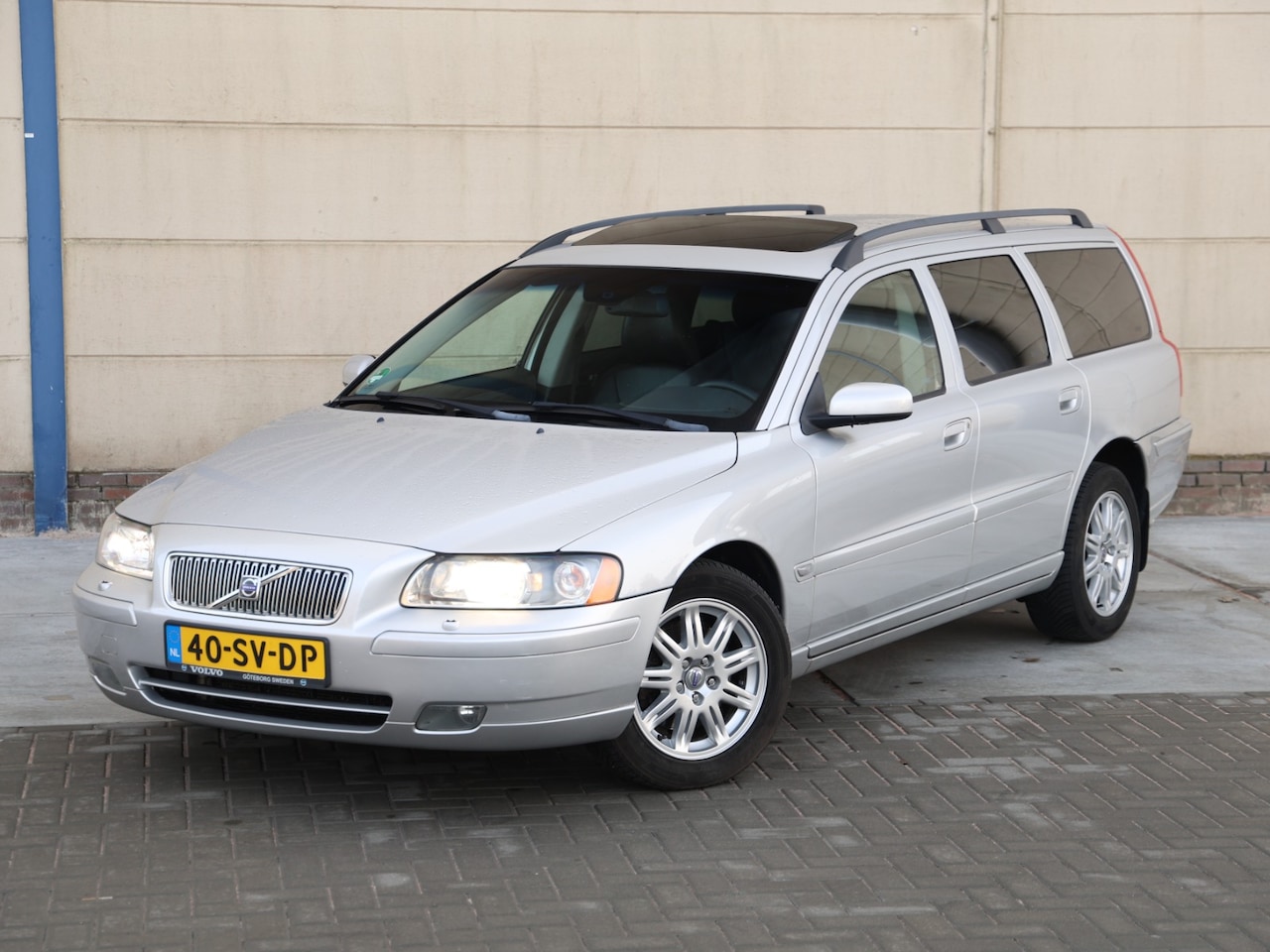 Volvo V70 - 2.4 D5 AWD Momentum - AutoWereld.nl
