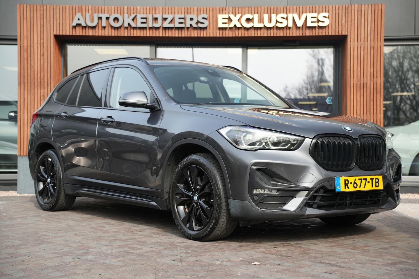 BMW X1 - xDrive25e High Executive Panoramadak Adapt Cruise Half leer sport Navi - AutoWereld.nl