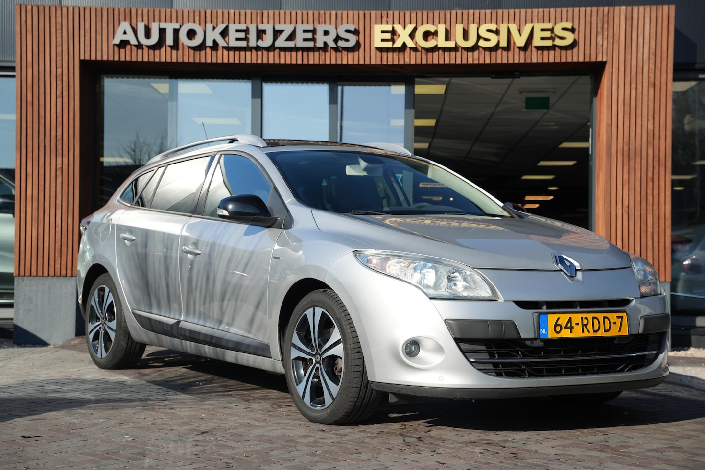 Renault Mégane Estate - 1.4 TCe Bose Bose Pano Parkeersensoren voor+achter Mistlampen Airco Leder/Stof Cruise Cont - AutoWereld.nl