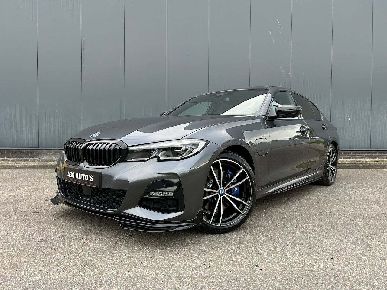 BMW 3-serie - 330e High Executive 330e M-sport Mineralgrau Keyless Laser Schuifdak - AutoWereld.nl