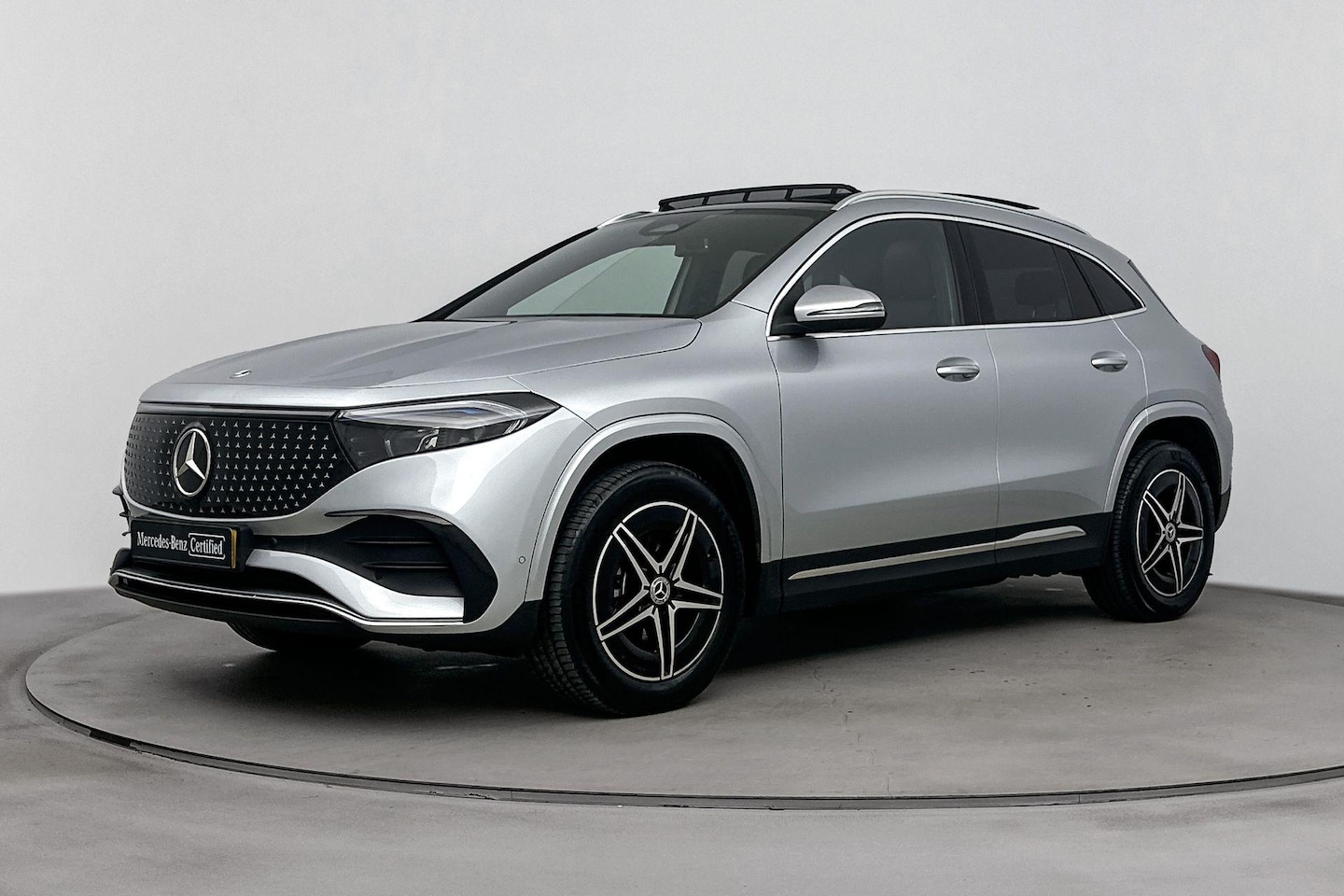 Mercedes-Benz EQA - EQA 250+ AMG Line | Premium Pakket | Panoramadak | Distronic | Parktronic met camera | LED - AutoWereld.nl