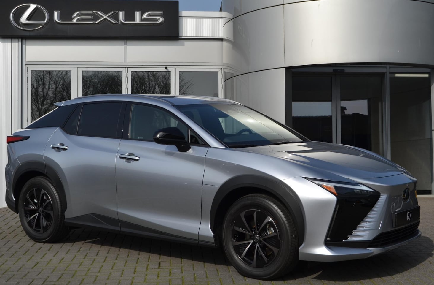 Lexus RZ - 350e Luxury Line 77 kWh NIEUW DIRECT LEVERBAAR STOELVERW EL-ACHTERKLEP EL-STOELEN INFRAROO - AutoWereld.nl