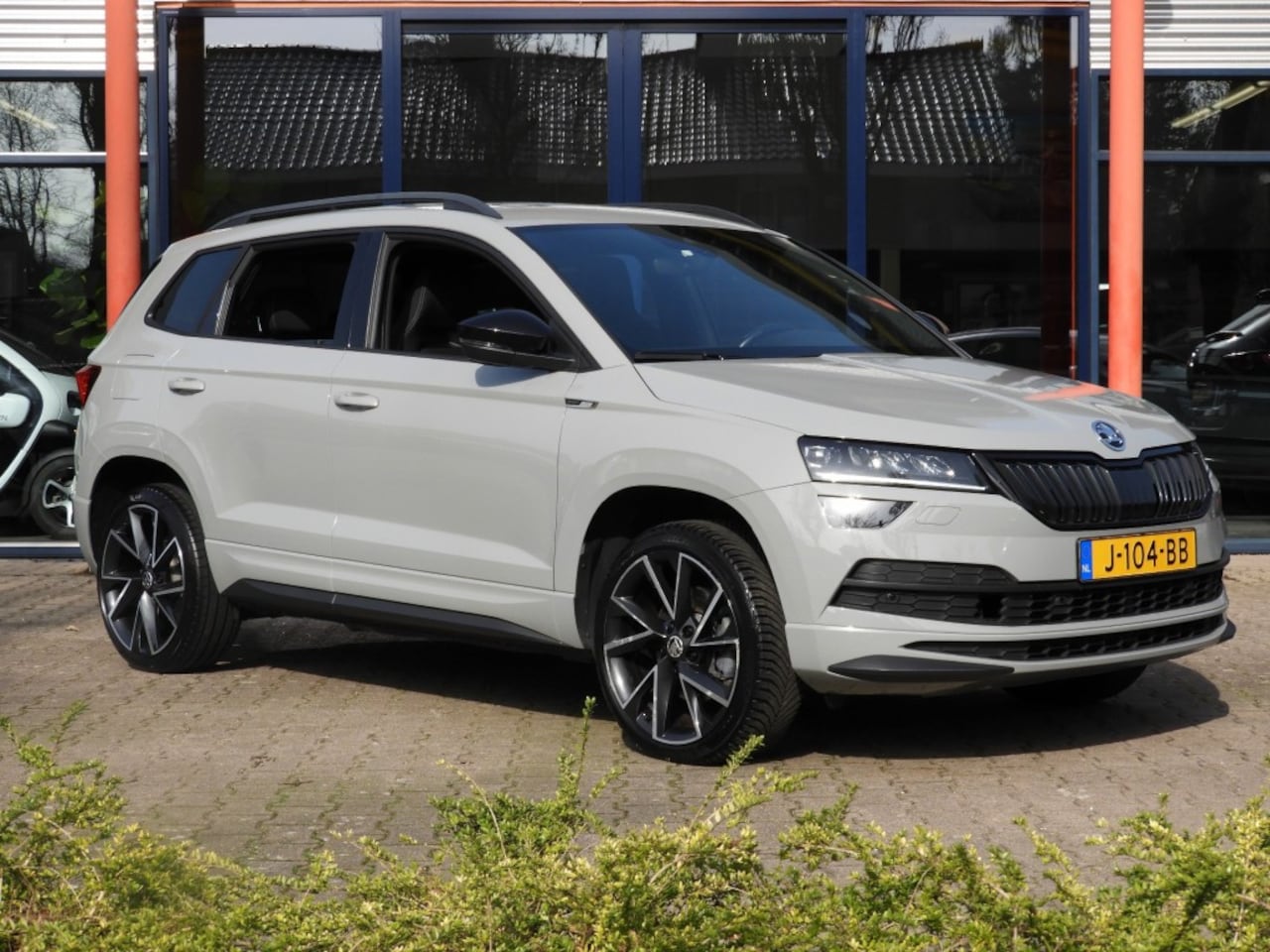 Skoda Karoq - 1.5 TSI AUTOMAAT SPORTLINE BUSINESS ZEER COMPLEET - AutoWereld.nl