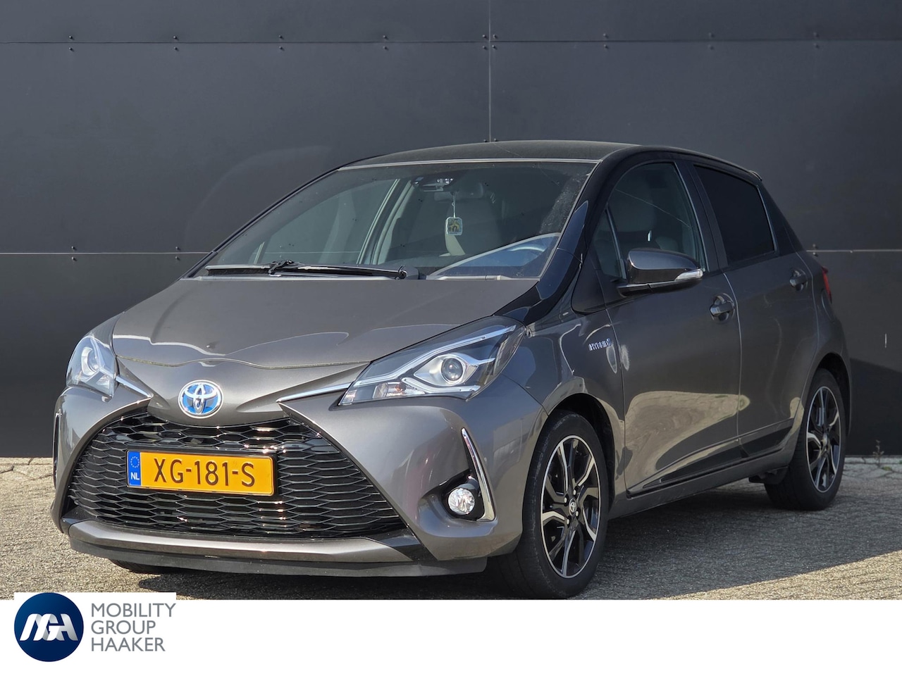 Toyota Yaris - 1.5 Hybrid Bi-Tone Plus | Panoramadak | Navigatie | Parkeercamera - AutoWereld.nl